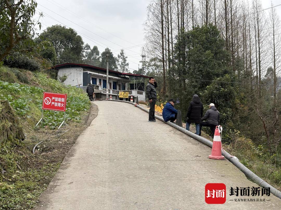 四川乐山一村道自燃两个月不熄火 看稀奇的人带酒带肉烤烧烤