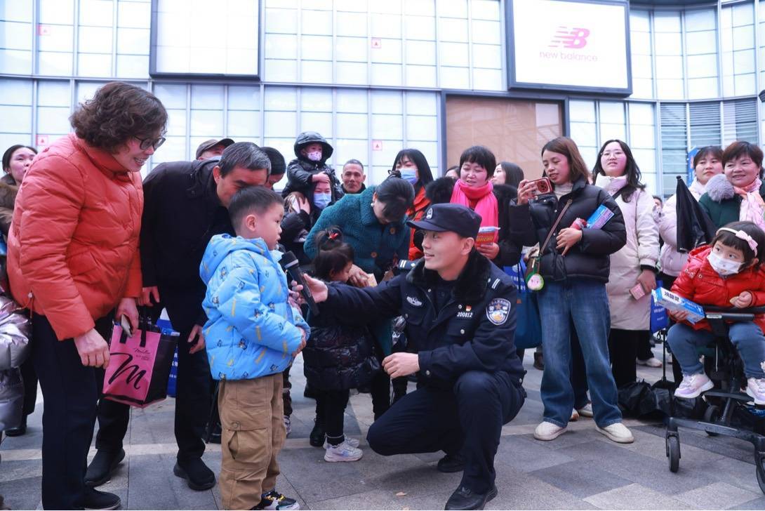 重庆公安开展赢博体育网址第五个中国人民警察节系列庆祝活动(图3)