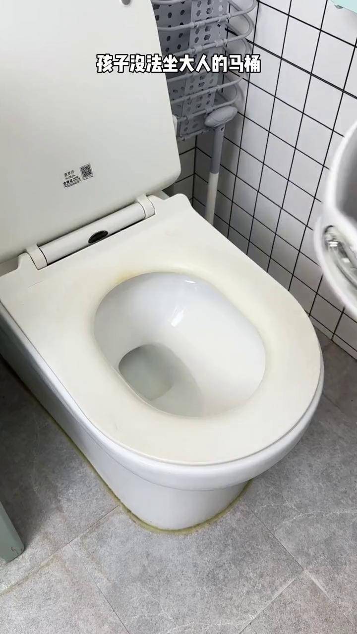 小朋友坐不了大人的马桶,放上这个马桶圈 坐着就很舒服,还能锻炼自主