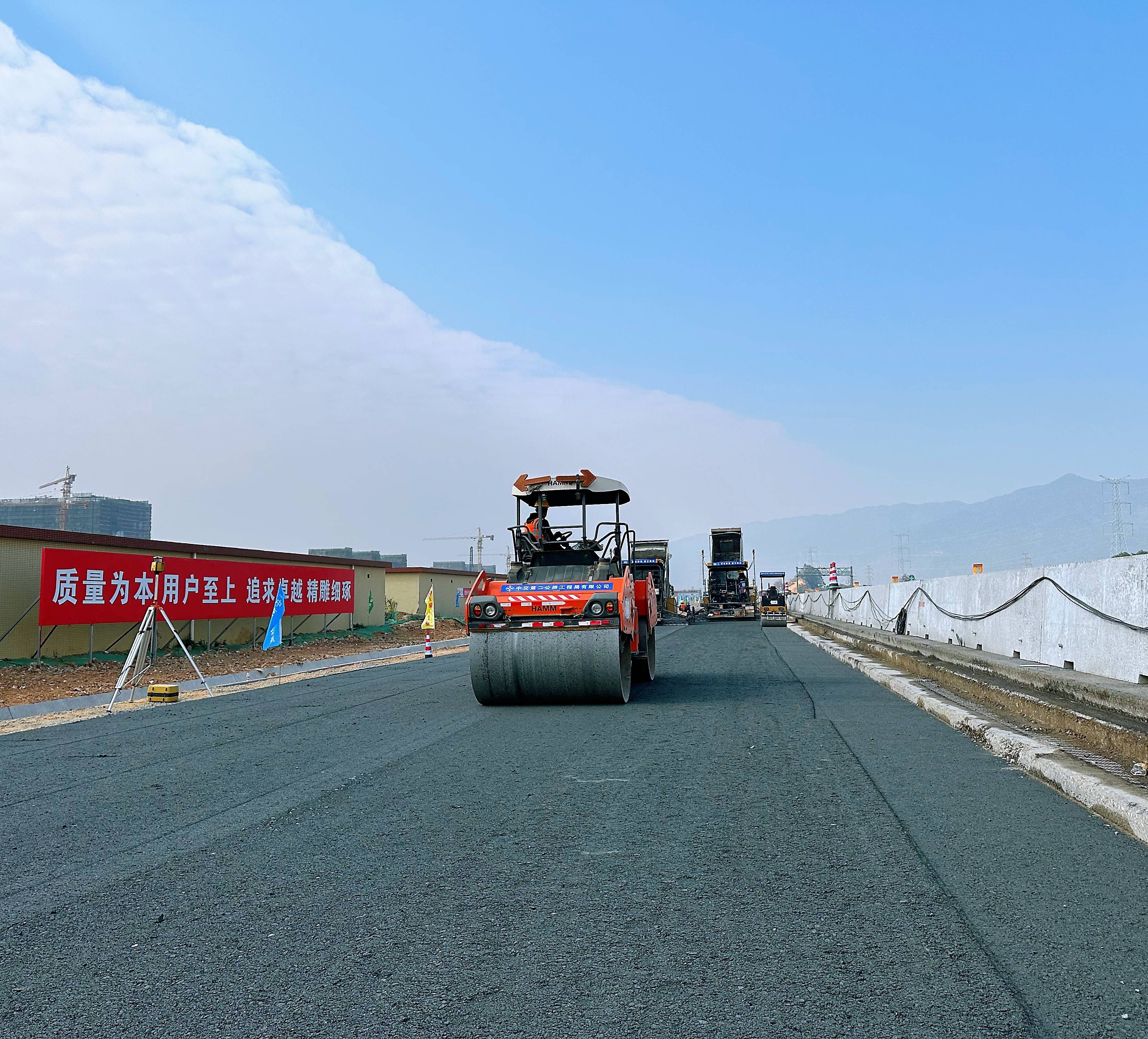 新年再提速,广肇高速改扩建项目迈进路面施工阶段