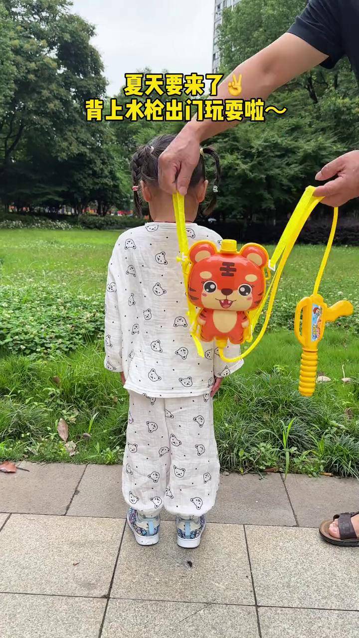 没有小朋友不爱玩水的吧,这个背包水枪真的好可爱,走到哪玩到哪,孩子