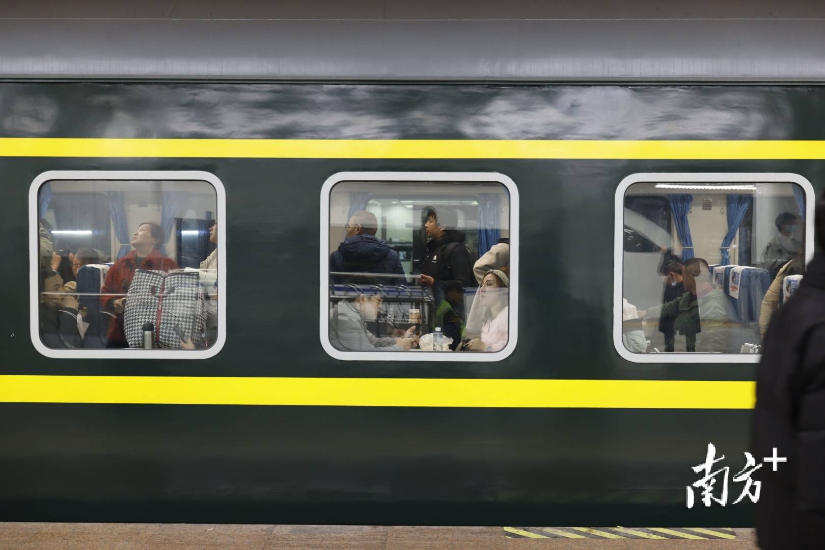 “过完年回来继续赚钱！”2025年广东春运首趟列车今日凌晨发出