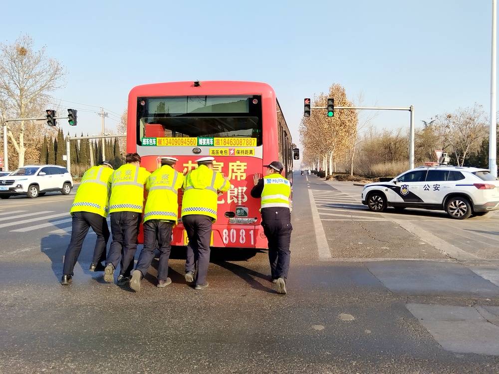 交警推公交车图片图片