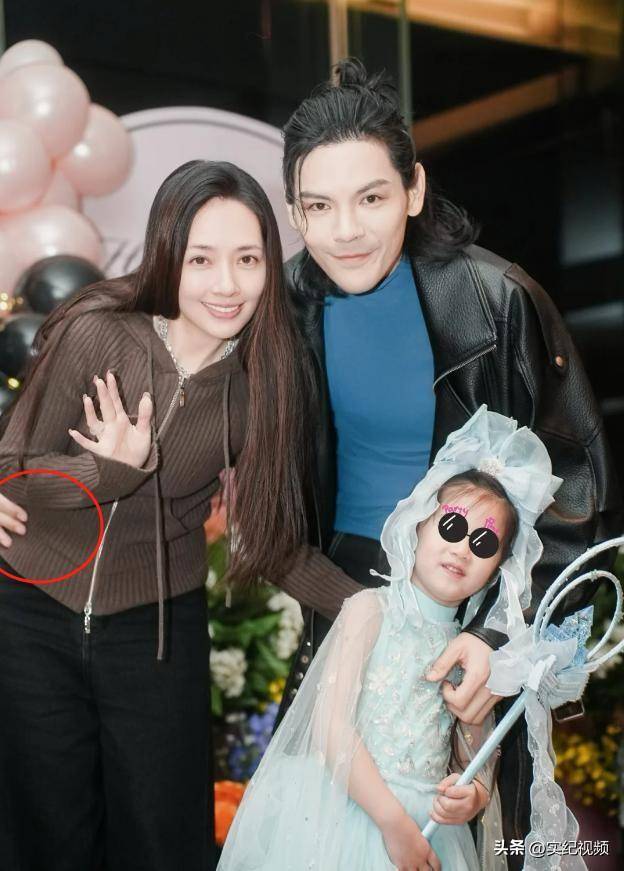 向佐晒全家福为郭碧婷庆生,女儿打扮漂亮牙齿白又整齐,美成焦点