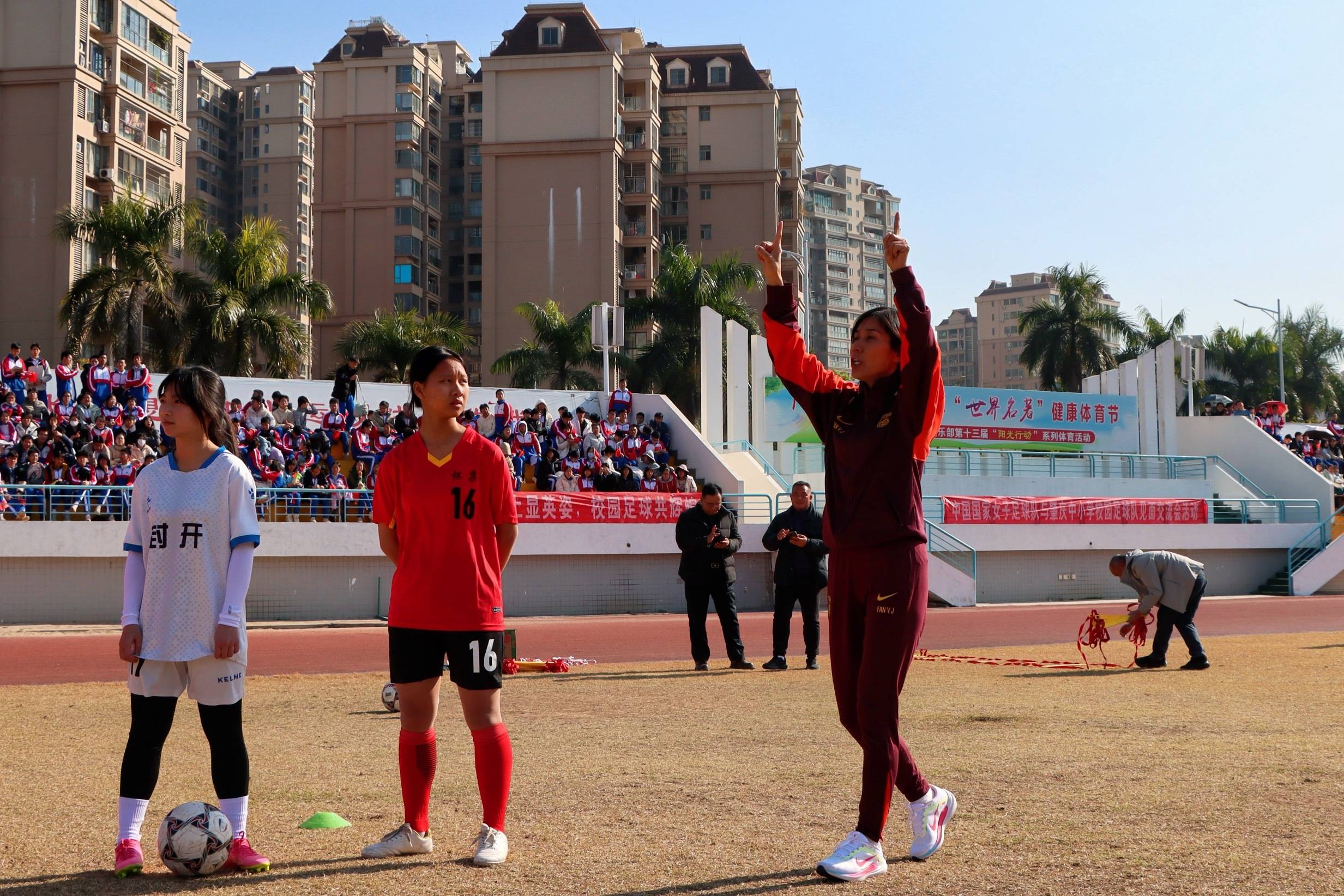 范运杰给校园足球队讲解动作要领