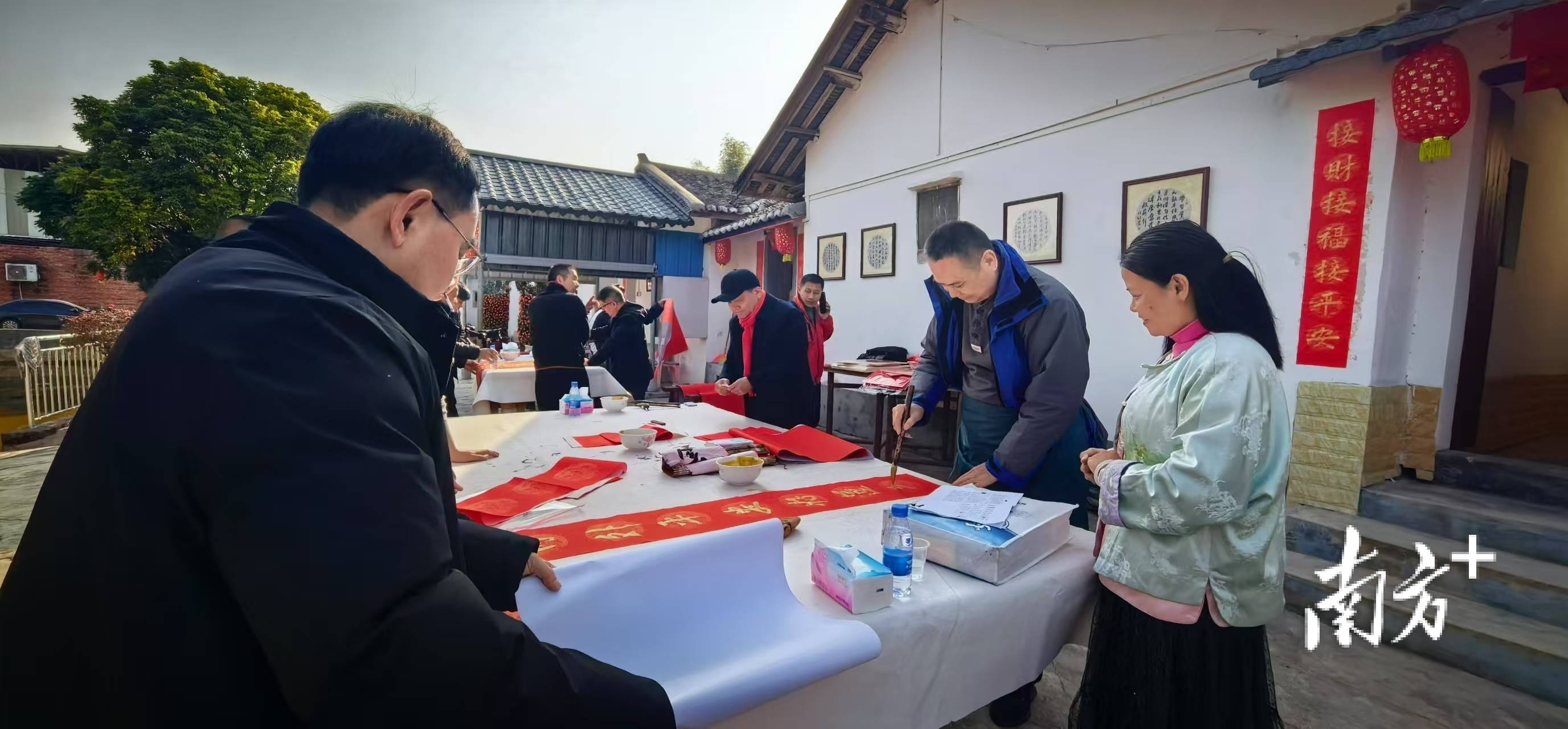 年味满满!梅江区热心村民组织书法家为村民送祝福