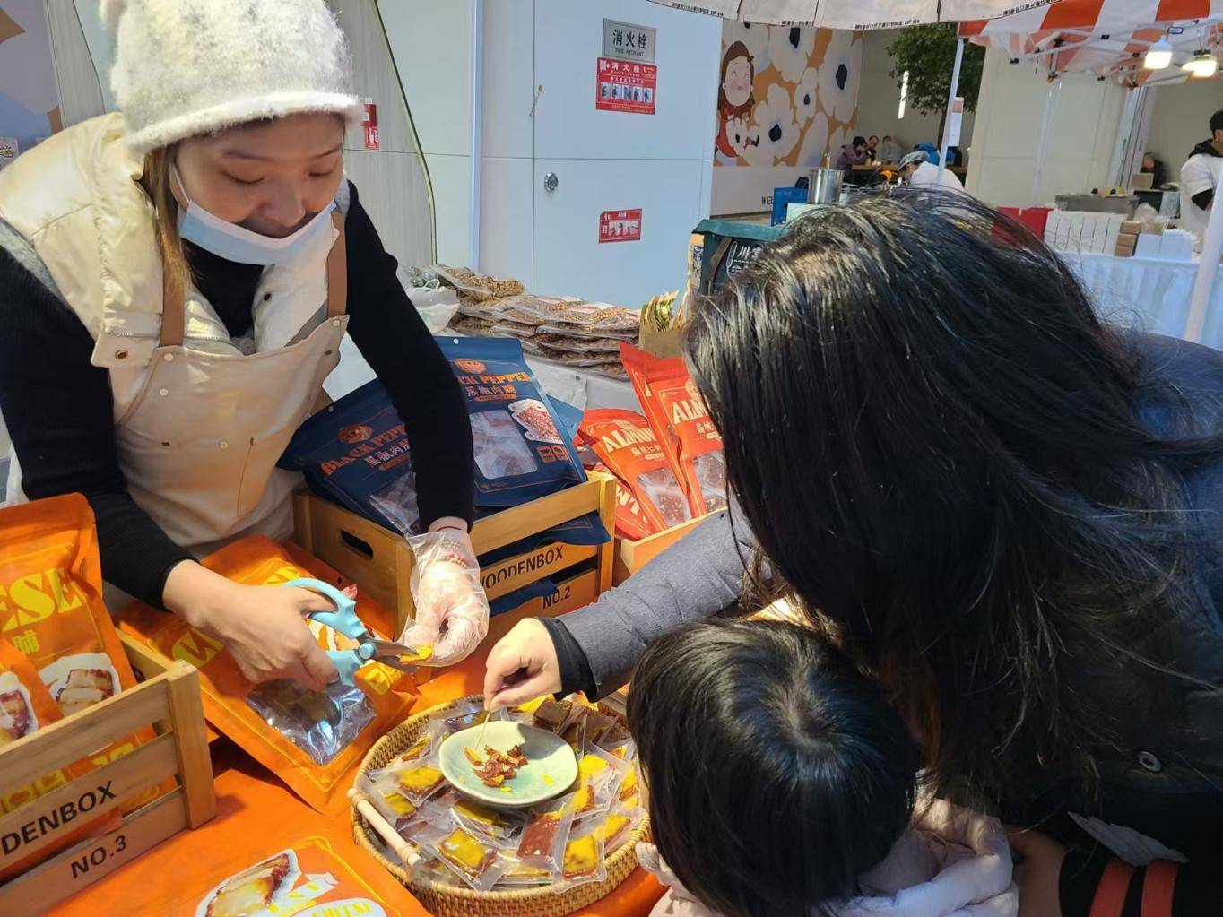 图片[5]-既有特色产品又有喜庆年味，北京市民乐逛东南亚新年市集 -华闻时空