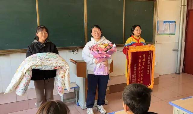 日照凤凰小学李娟图片