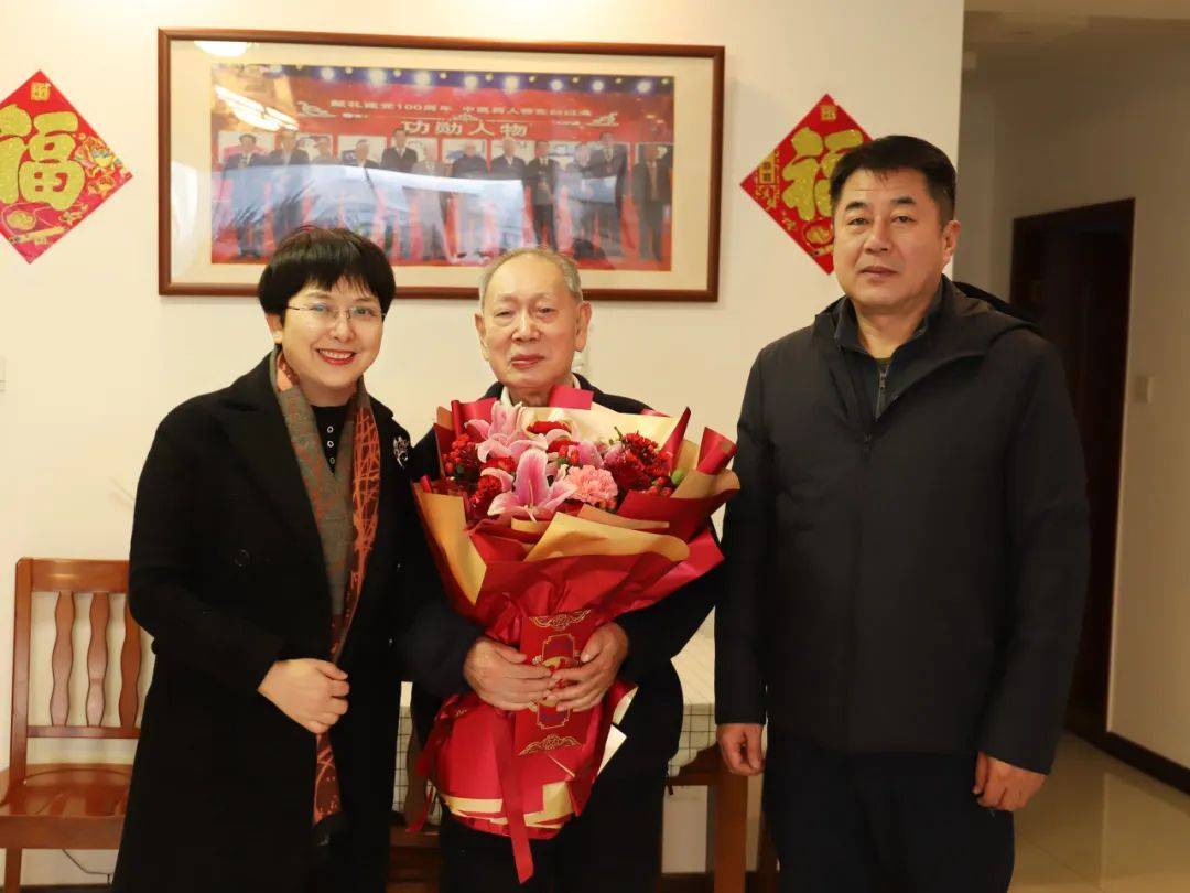 党委书记安玉兰,副书记李宏宇慰问国医大师王世民党委书记安玉兰,副