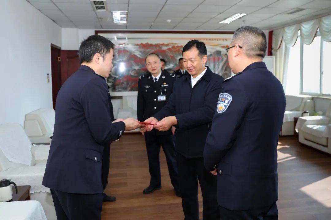 省监狱管理局领导班子成员到各监狱督导节前安全工作,看望慰问民警