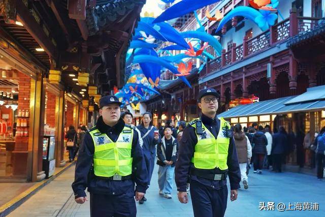 你敢信，这是昨晚的外滩！除了市民游客，还有这群人……