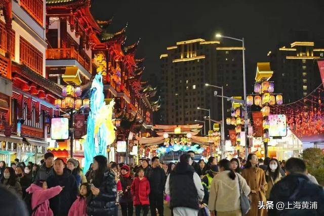 你敢信，这是昨晚的外滩！除了市民游客，还有这群人……