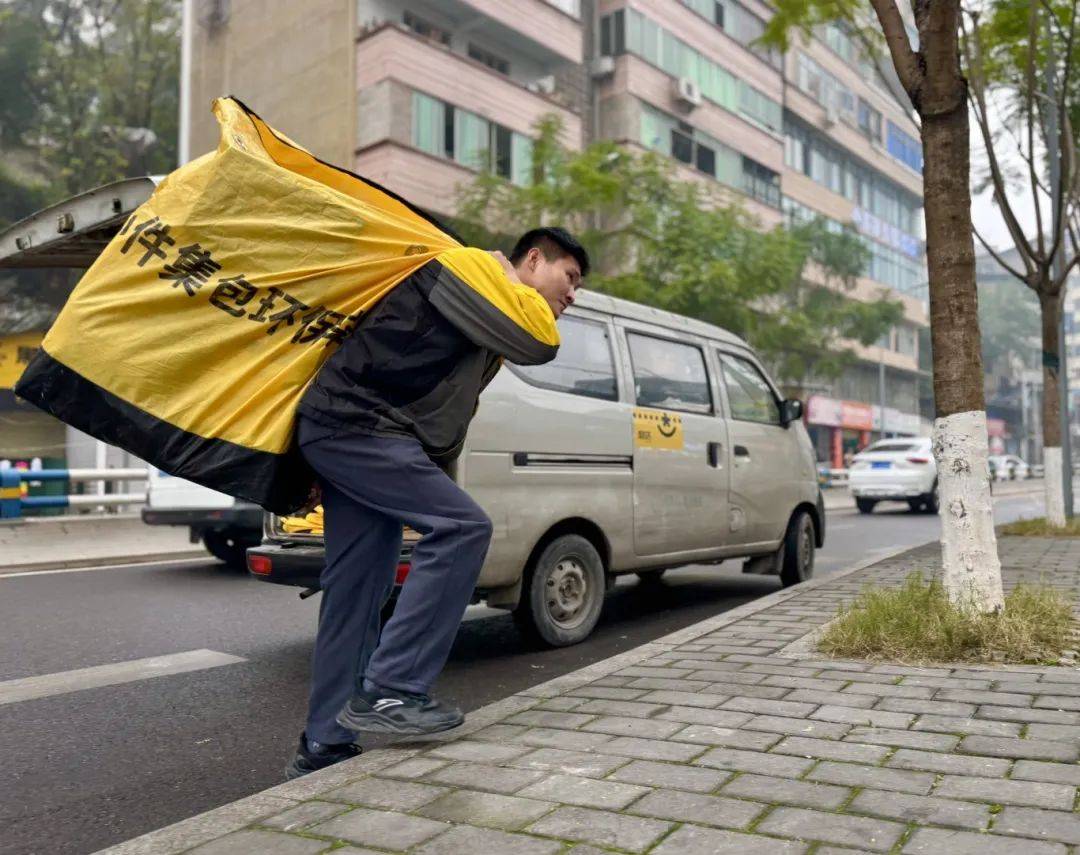 春节不打烊 !快递小哥将"年味"送达千家万户