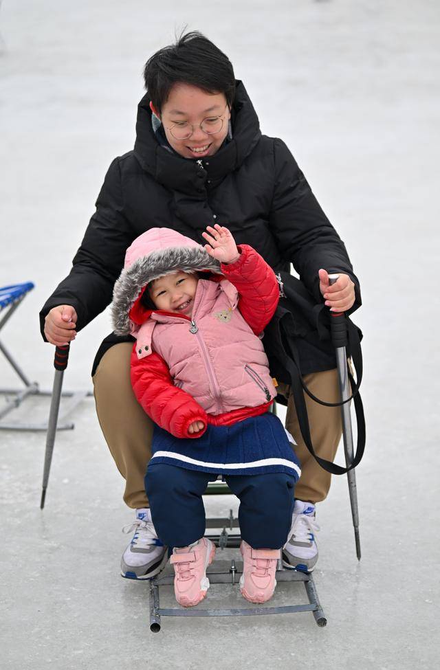 户外滑冰 欢度新春(图1)