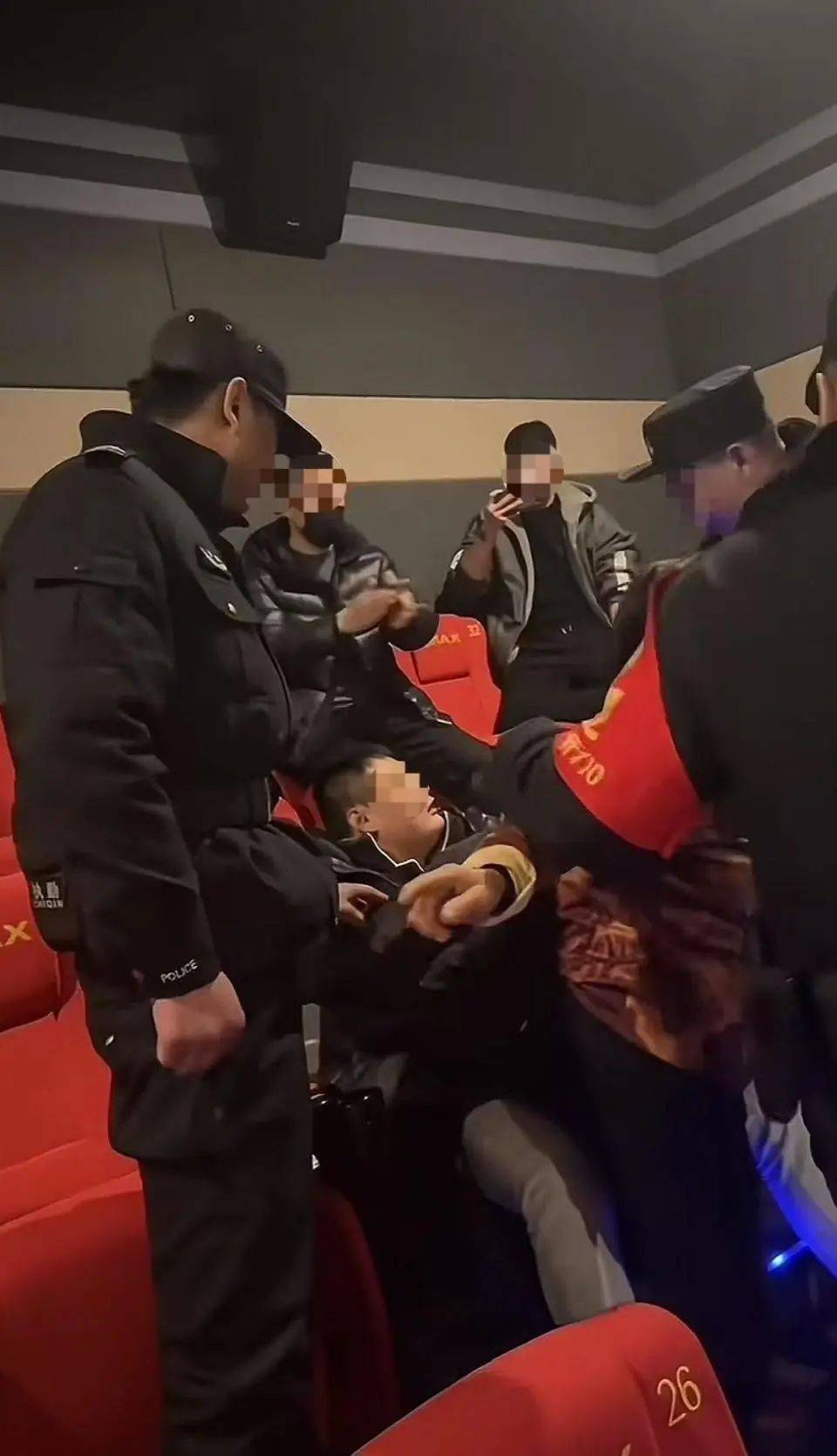 母子霸座致300人退票？最新回应