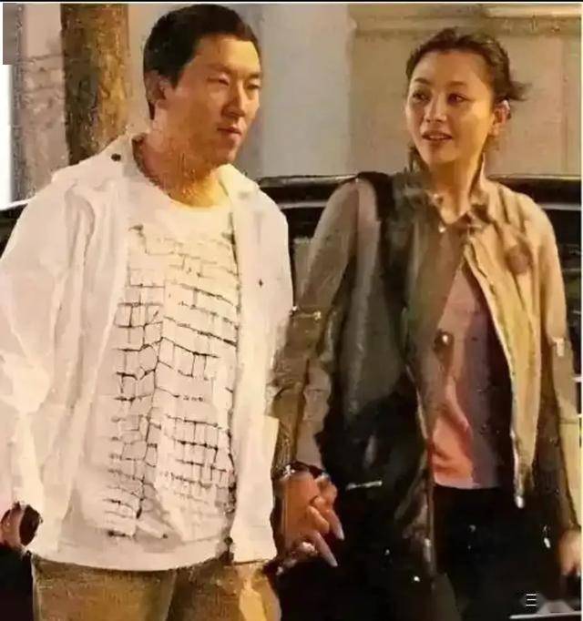 蛇年春晚：中年女演员同框，各展独特魅力，蛇年春晚：闫妮、殷桃等女星同框的视觉盛宴