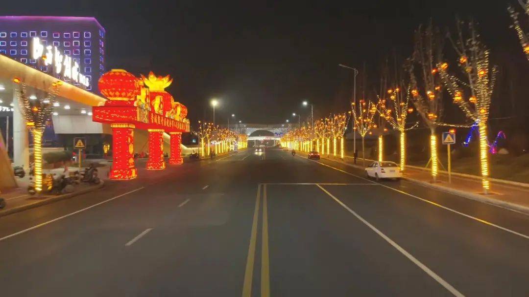 晋城经开区：新年氛围浓，花灯似艺术作品 晋城经开区：新年灯光装饰下的独特魅力