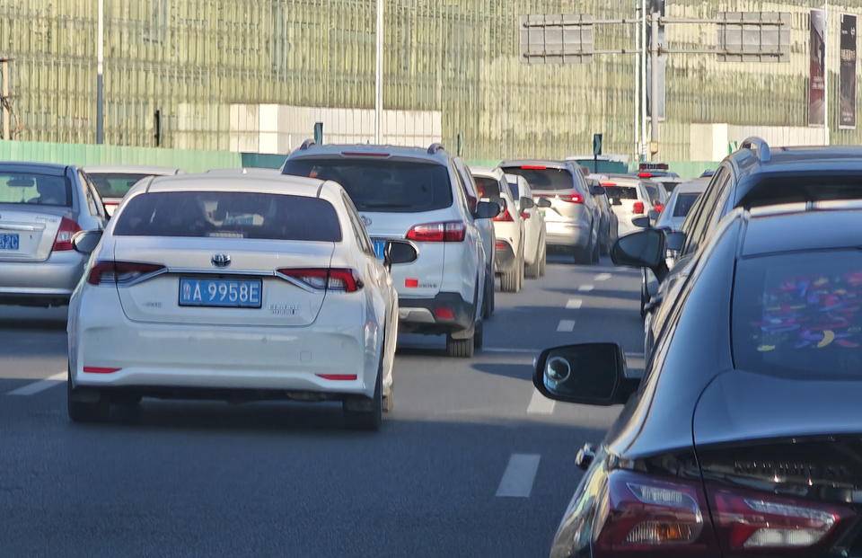 濟(jì)南返城大軍滾滾來(lái)，市區(qū)主干道和立交橋車流大增開(kāi)始堵了