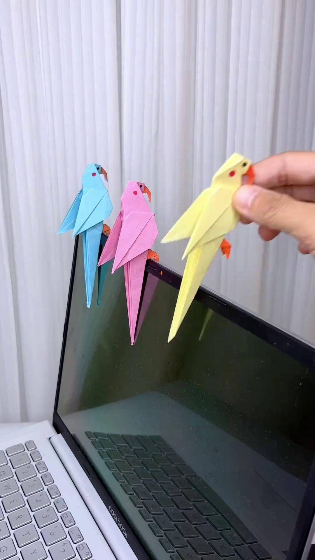 折一只小鸟,让它站在哪里就站在哪里,超级可爱,快来试试吧亲子手工