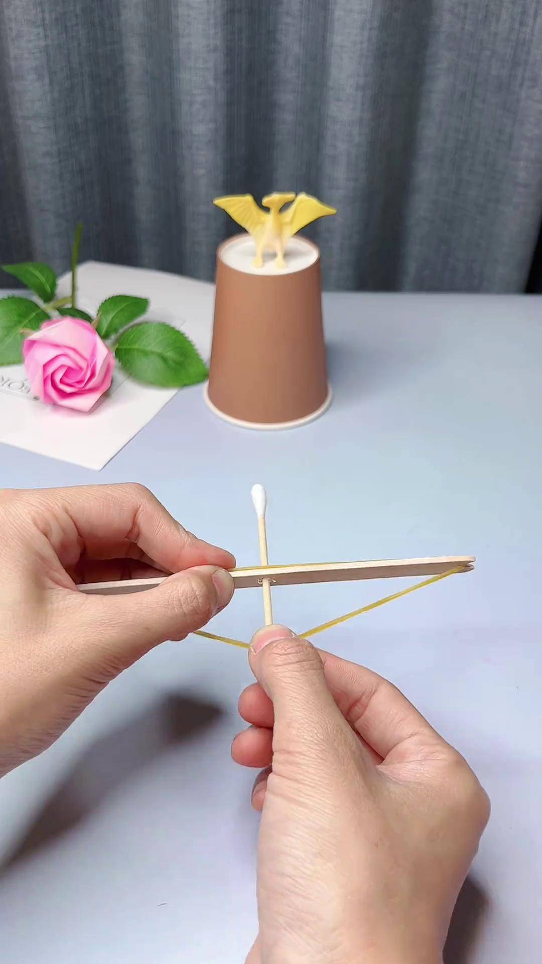 吃完的雪糕棒不要扔掉,简单两步制作好玩的箭弩一起玩手工吧 手工diy