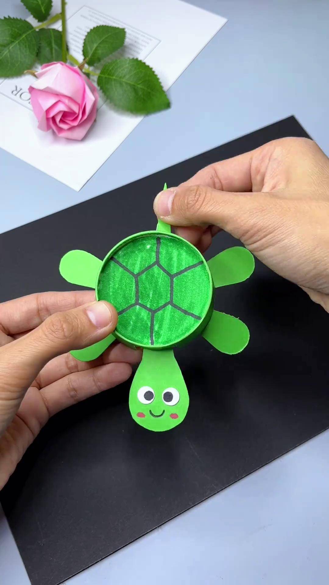 用两个纸杯做一个缩头小乌龟,太好玩啦,快来试试吧手工diy 变废为宝