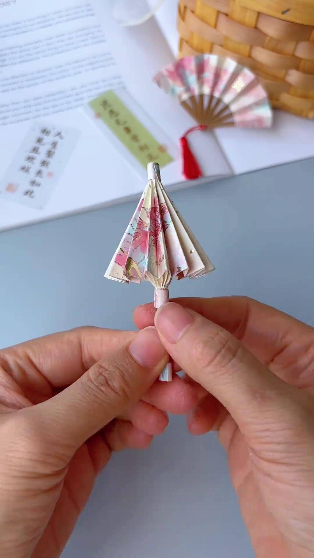 用便签纸折了两把迷你小雨伞,太美了吧!还是能收放自如的,快来试试吧!