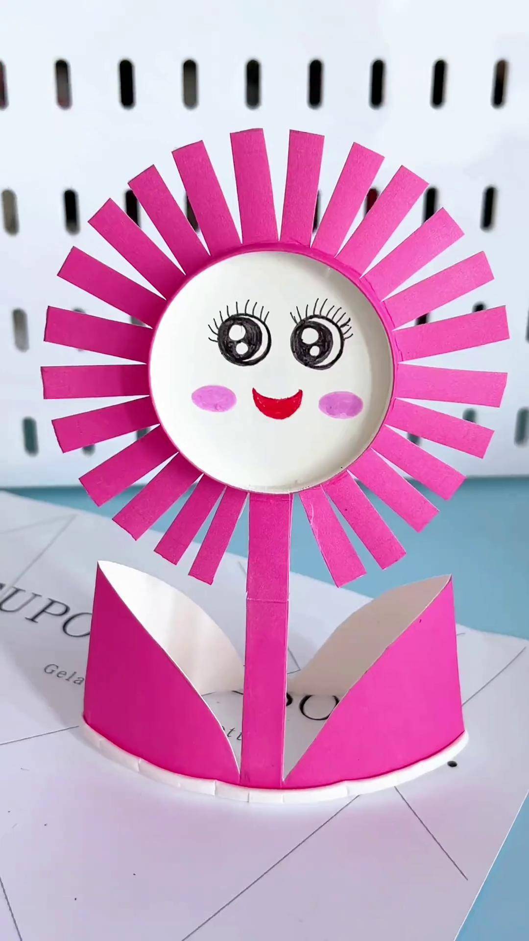 用纸杯做花朵真是简单又可爱,你们也可以用旧纸杯试试看!