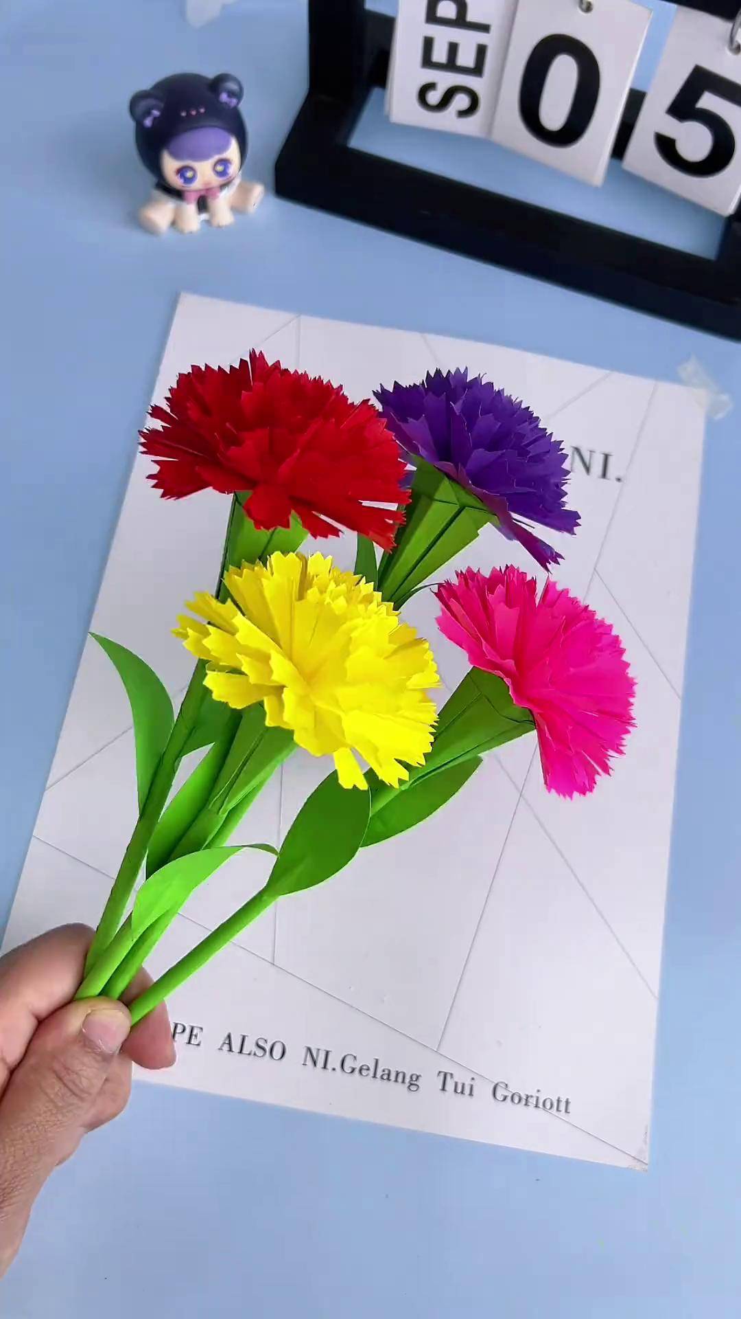 用彩色手工纸做几枝美美的康乃馨手工花送给老师,祝愿天下所有的老师