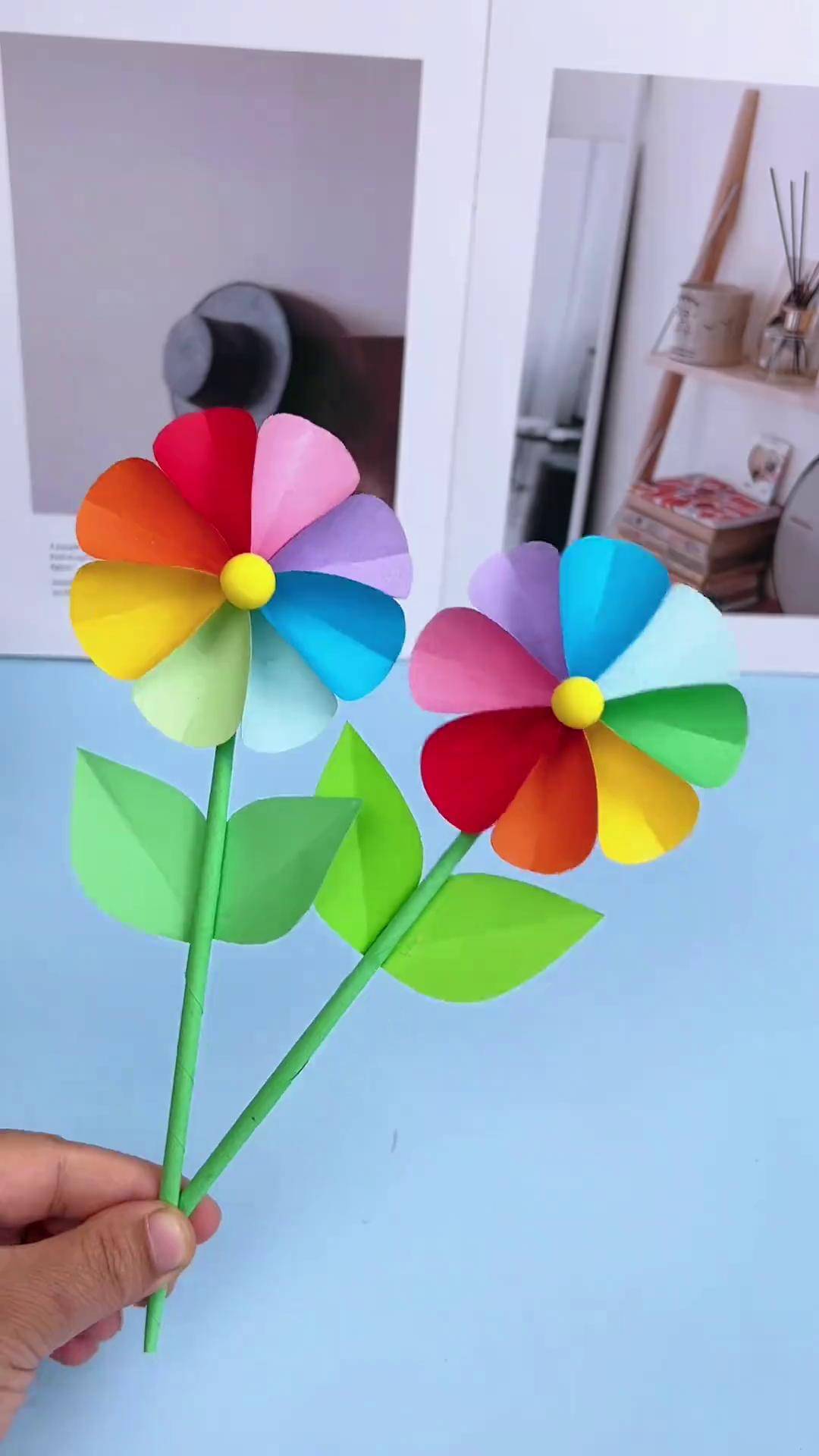 用彩色手工纸剪几个小圆就能做好看的七色花,超简单哦!你也来试试吧!