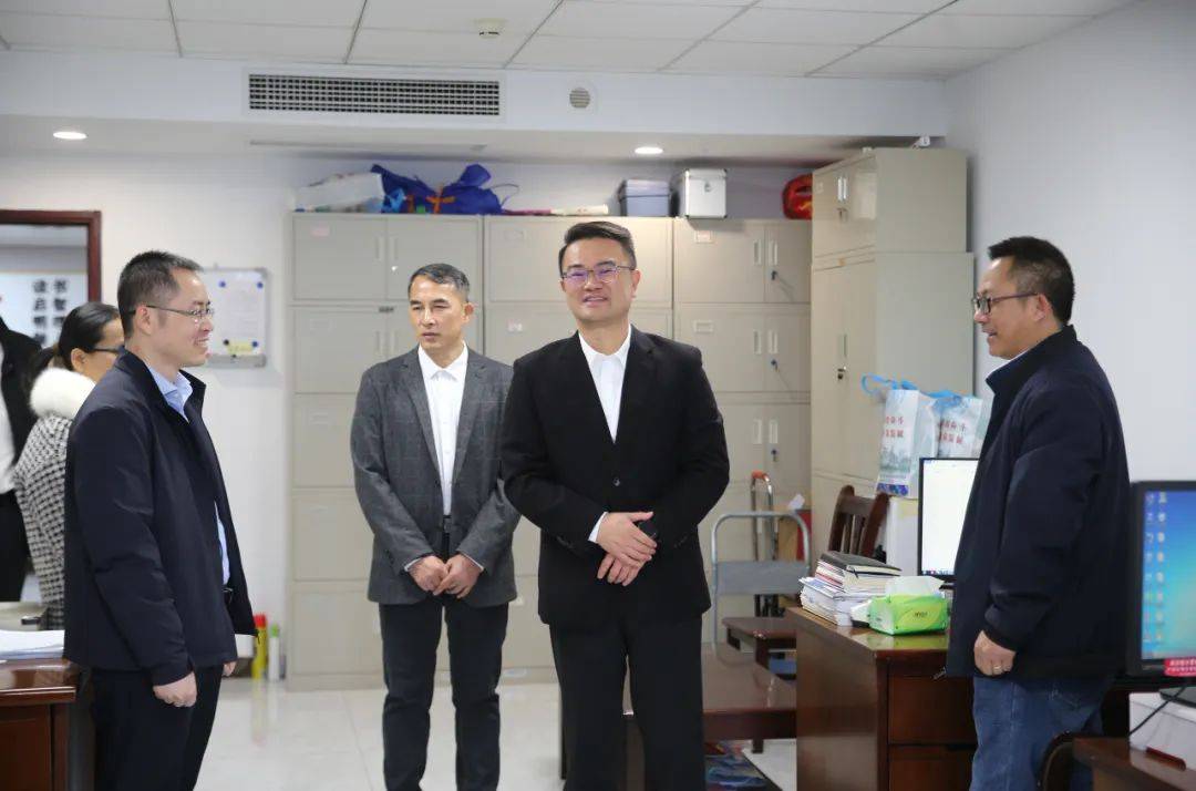 新春上班第一天 梁金昌走访慰问干部职工