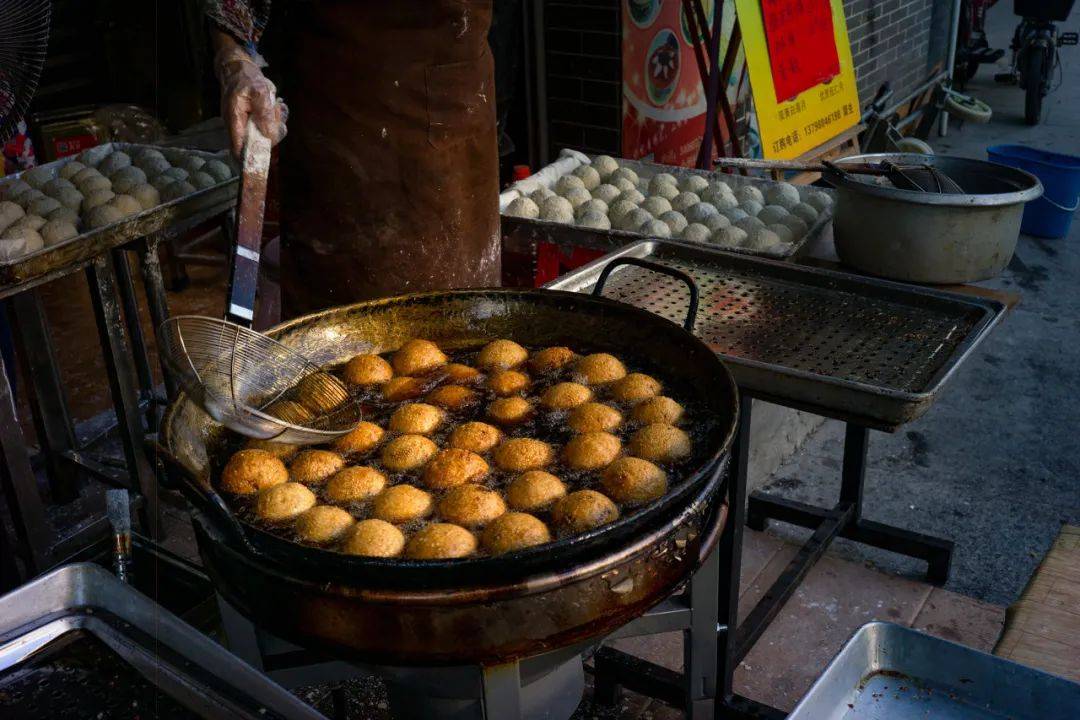 图片[2]-父母过年硬塞的土味零食，被同事抢着吃 -华闻时空