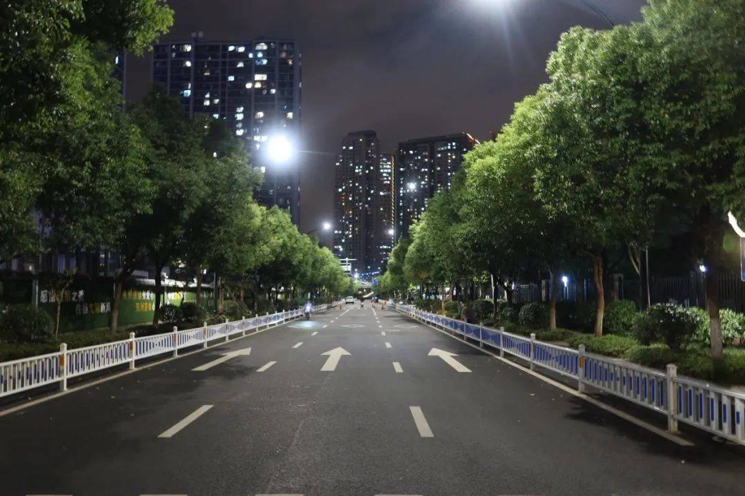育华巷整改前后▲天马路整改前后城管部门将在城市照明领域不断探索