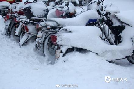 山東威海降雪繼續(xù) 天地銀白仿佛進(jìn)入“冰河世紀(jì)”