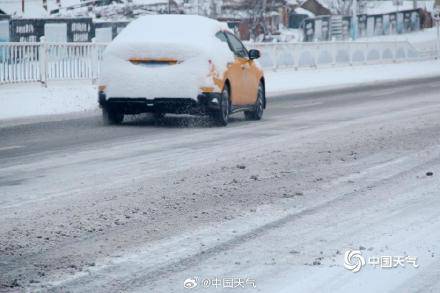 山東威海降雪繼續(xù) 天地銀白仿佛進(jìn)入“冰河世紀(jì)”