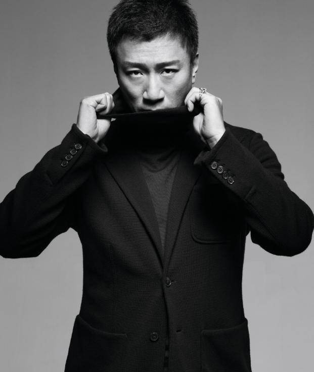 但是那段时间的孙红雷不温不火,直到2009年,孙红雷出演了《潜伏》这部