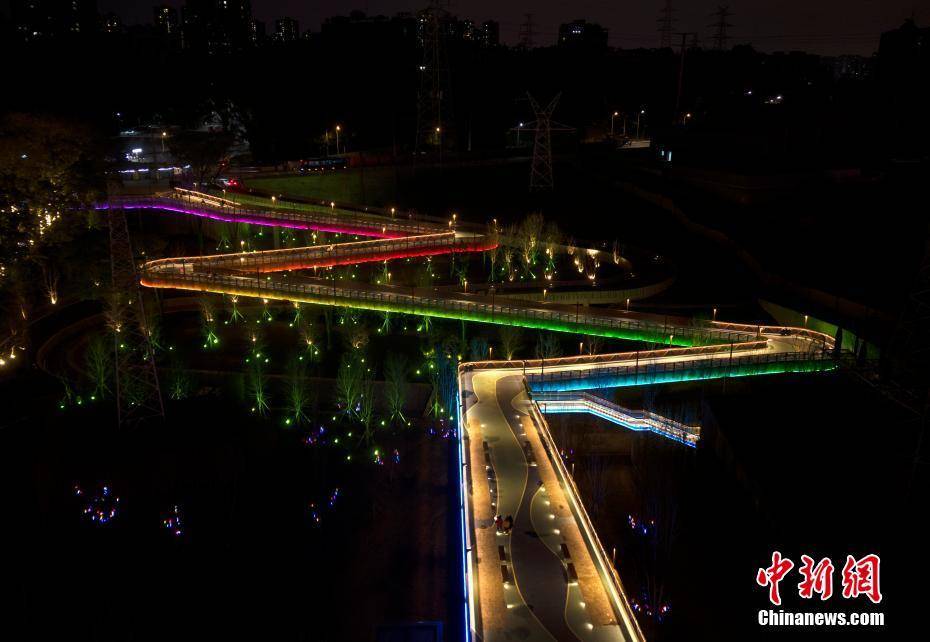新春见闻）重庆美术公园夜景璀万向娱乐网址璨 “彩虹步道”吸引市民打卡(图1)
