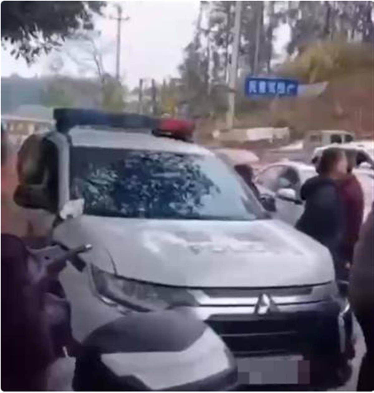 平江一警車連撞三車，紀(jì)委：警務(wù)人員下車時(shí)未拔鑰匙未熄火，精神病人開(kāi)走車輛肇事