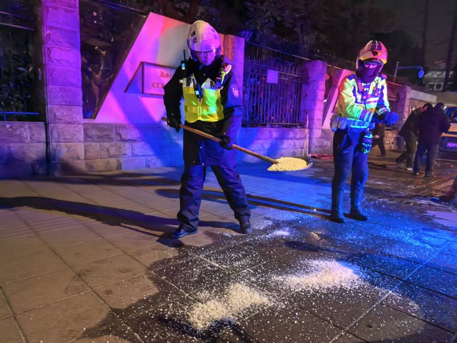 寒夜里水管爆裂结冰长宁交警守护市民出星空体育官网行平安(图1)