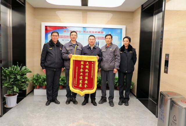 春风送暖“城凤凰联盟平台”意浓 郑州城管助力节后复工复产(图1)