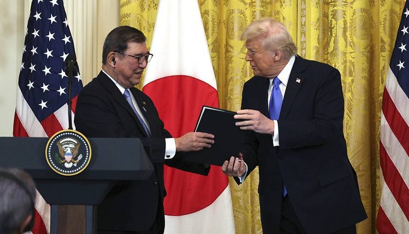 石破茂送特朗普金色武士头盔，认为日本或能躲过美国关税 -华闻时空