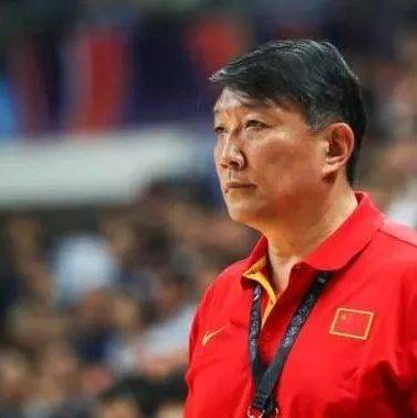 宫鲁鸣，任中国女篮主教练