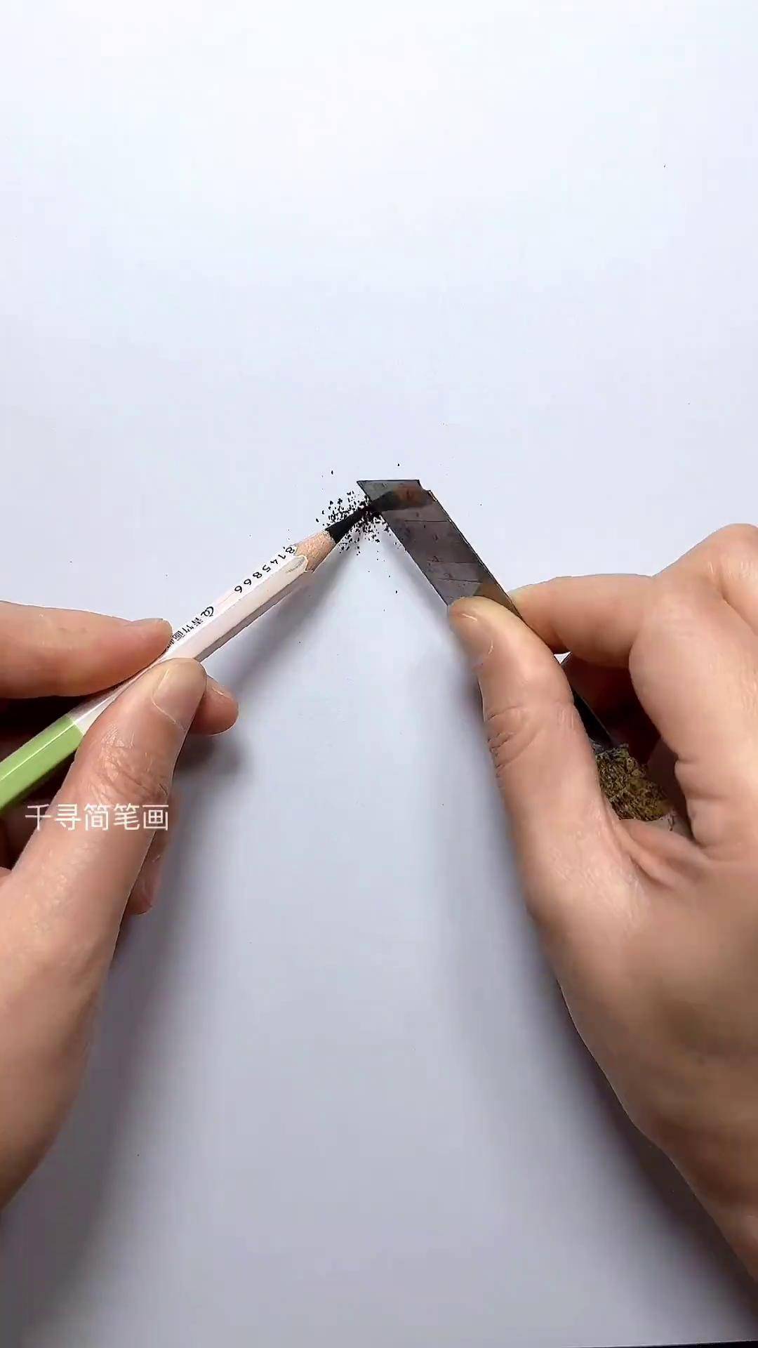 炭笔粉末画小猫咪 用短的炭笔不要扔,削点粉末用手指涂一涂,可爱的小