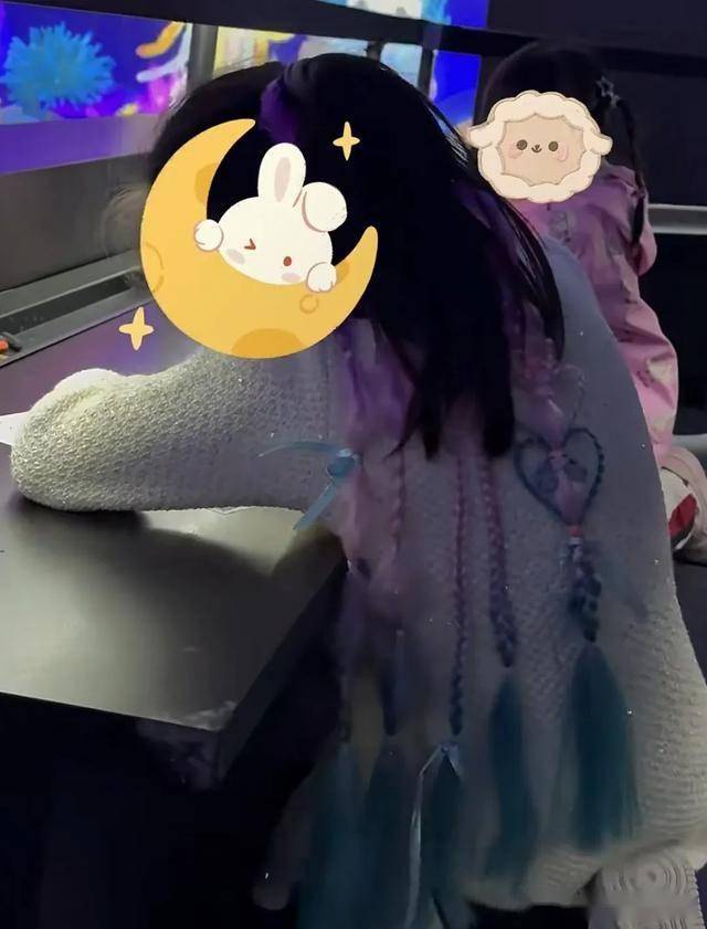 颖儿付辛博全家出动 澳门庆祝女儿7岁生辰