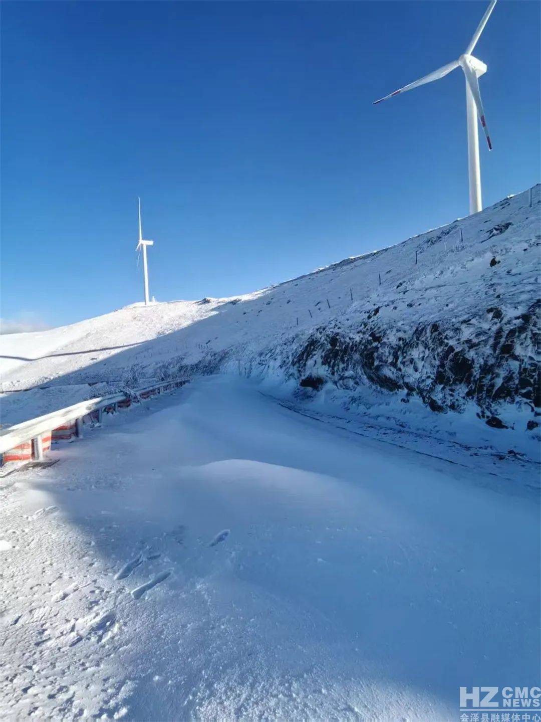 突降大雪会泽大海草山的世界变得柔软了 徐金发 文/图