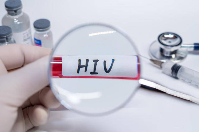 截瘫男子狱中染HIV，即将出狱如何安置？监狱管理局：正帮办低保，会跟进后续治疗