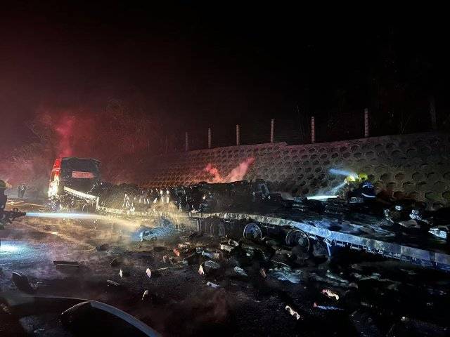 火光冲天!载有30余吨橡胶的挂车在昆磨高速起火