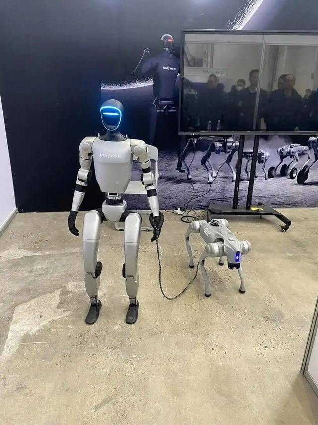 【未来すぎ！】上海で人型ロボットがロボット犬を散歩させる光景が話題に！まるでSF映画の世界！？