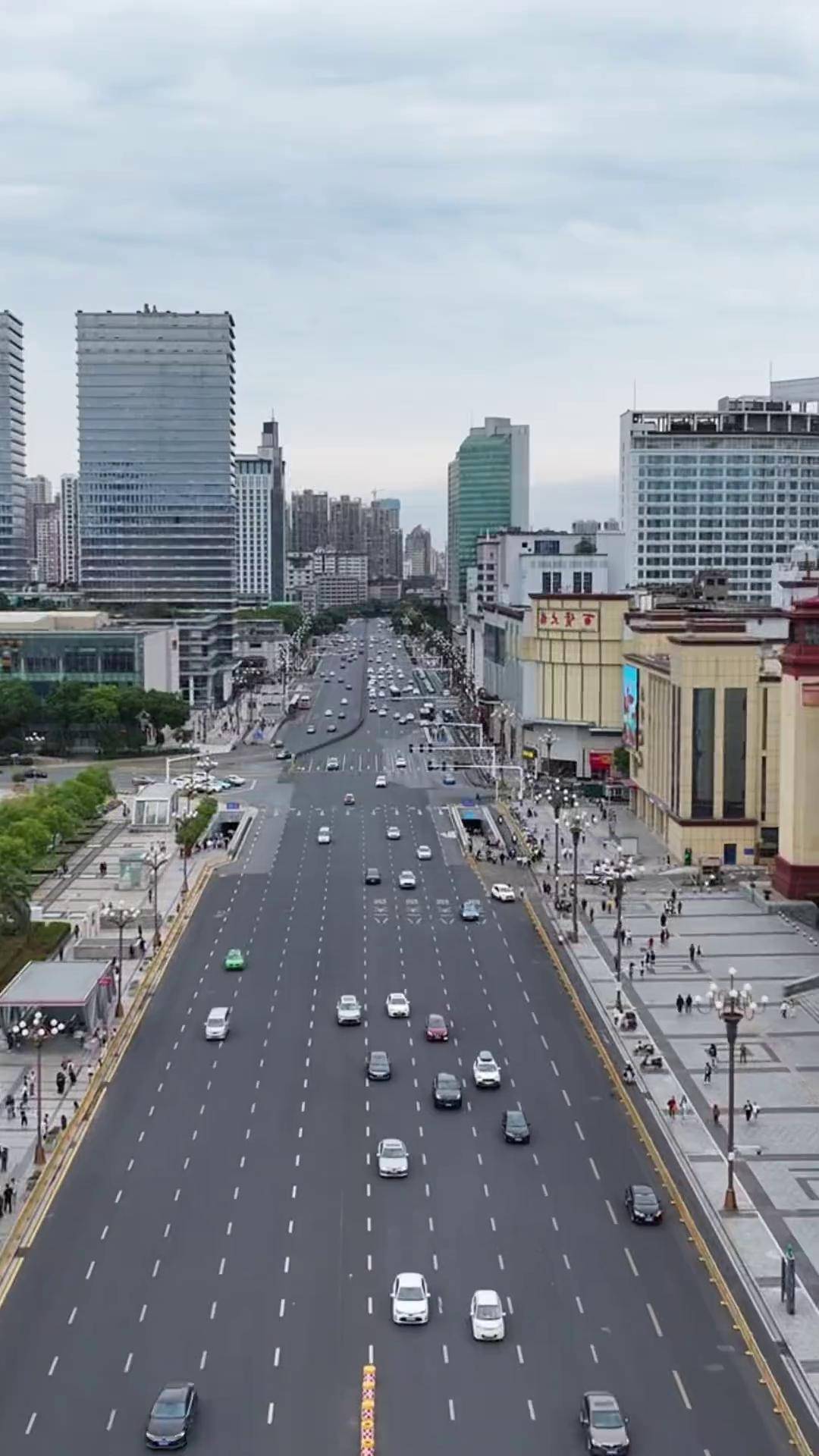 南昌八一大道,原本设计宽81米,现在窄了20米,只可惜因为舆论而被迫