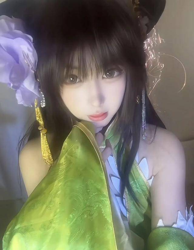 三国杀:美女cos孙鲁班,深v连衣裙,这身材太好了吧!