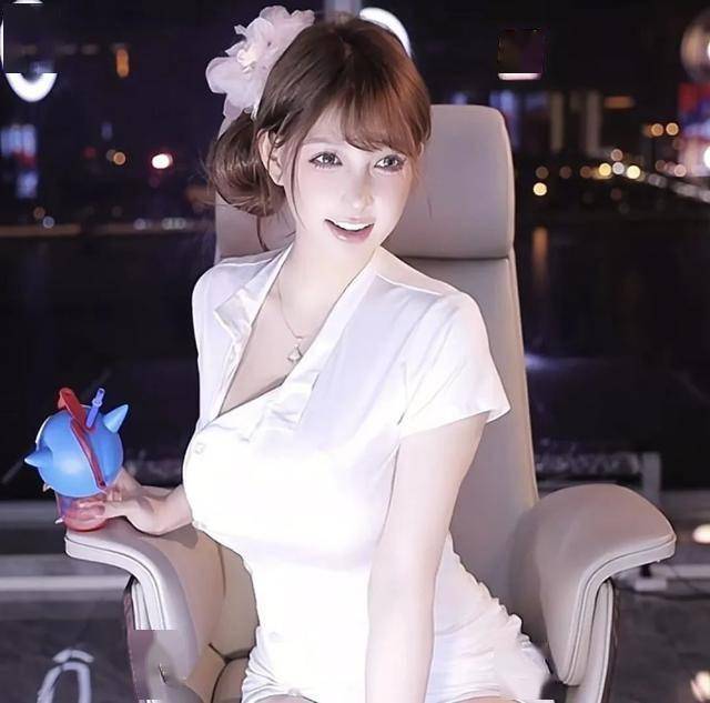 女主播米娜,身材好穿什么衣服都像在擦边,这护士服真性感!